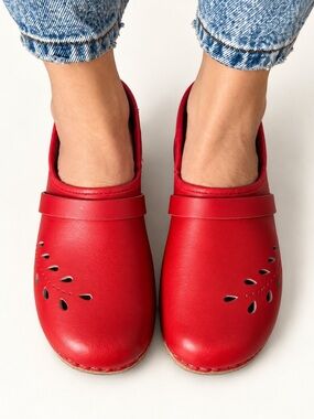 Sven Swedish Clogs Red Leather Leaf Punch Closed Back Low Heel EU 40 US 8.5/9
